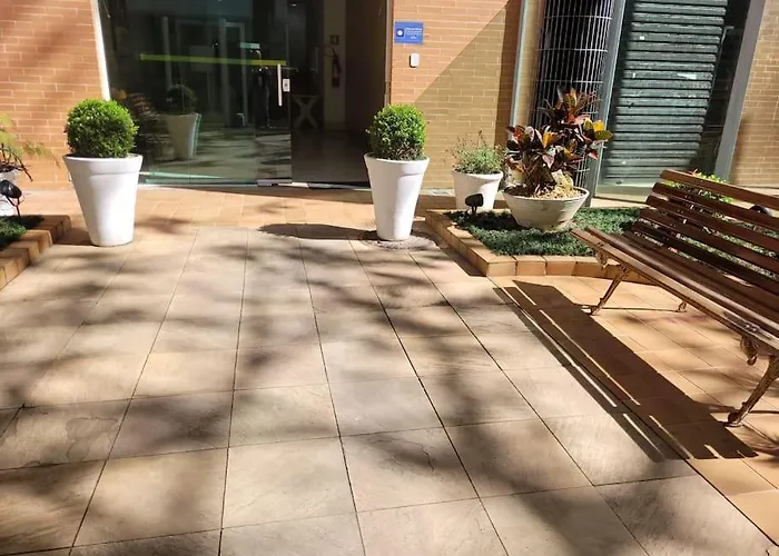 Apartamento no Centro de Pitangueiras, Guarujá - a 100m da Praia