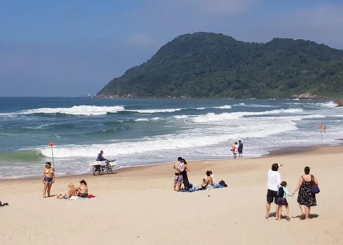Apto com suíte Praia do Tombo Guarujá